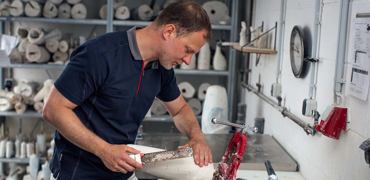 Orthopädietechniker bei der Arbeit in einem komfortables Stretch X Poloshirt 