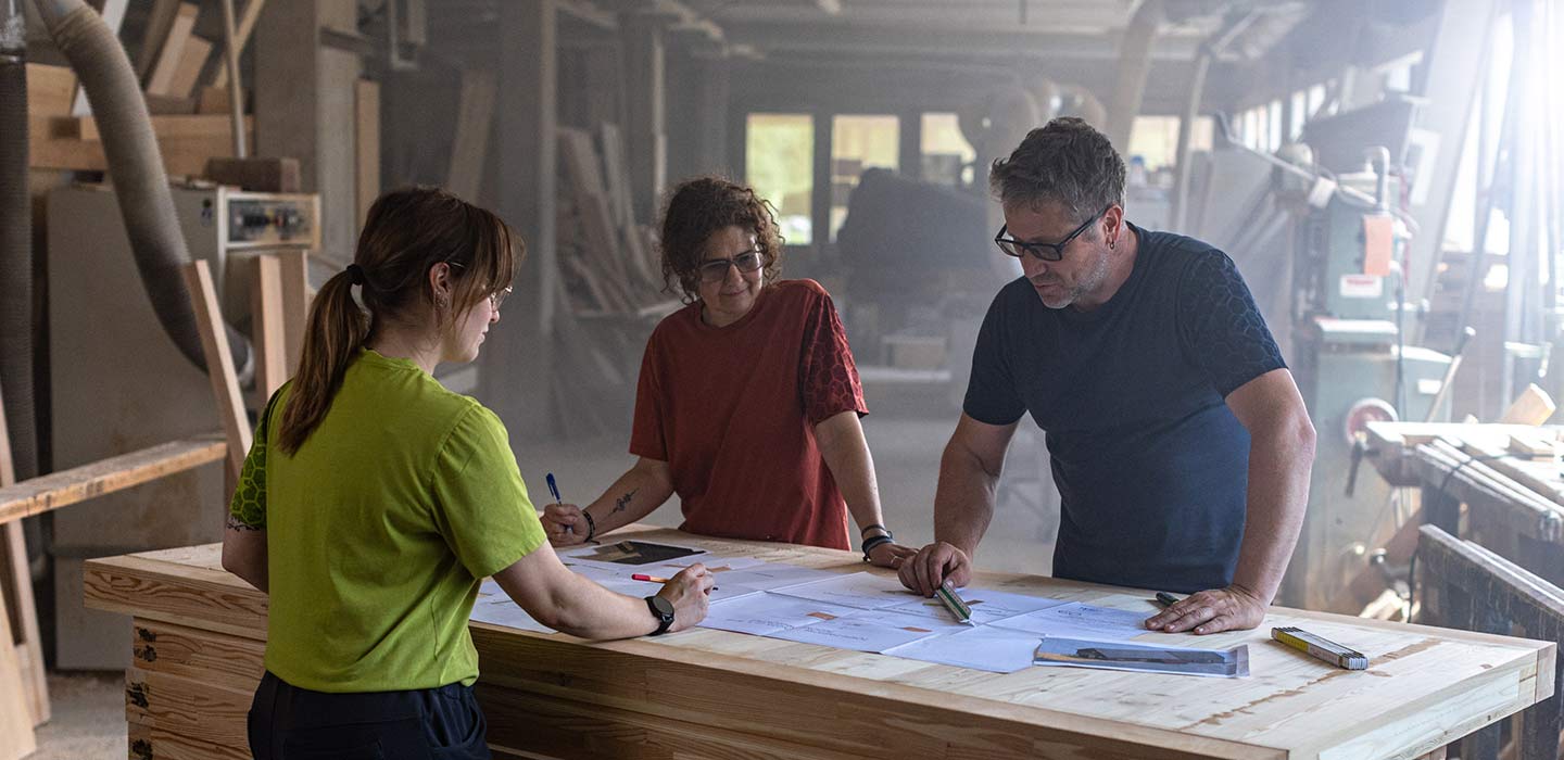 Bau-Schreiner Paolo und sein Team tragen die atmungsaktiven T-Shirts der Fusion Kollektion