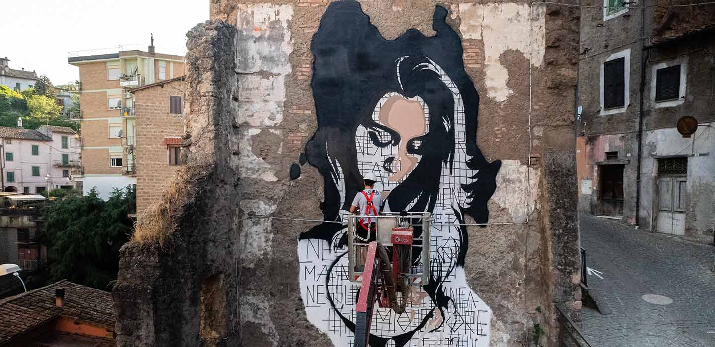 Street Artist Faziarte bei der Arbeit an seinem neueste Meisterwerk mit praktischer Arbeitskleidung