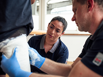 Die Arbeit von Orthopädietechniker Genovefa Leng erfordert hohe Konzentration & Genauigkeit