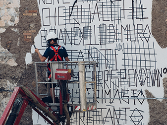 Faziarte bemalt die vom Krieg zerstörte Mauer und erstellt eine grobe Skizze