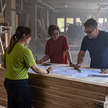 Bau-Schreiner Paolo und sein Team tragen die atmungsaktiven T-Shirts der Fusion Kollektion