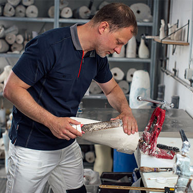 Orthopädietechniker bei der Arbeit in einem komfortables Stretch X Poloshirt 