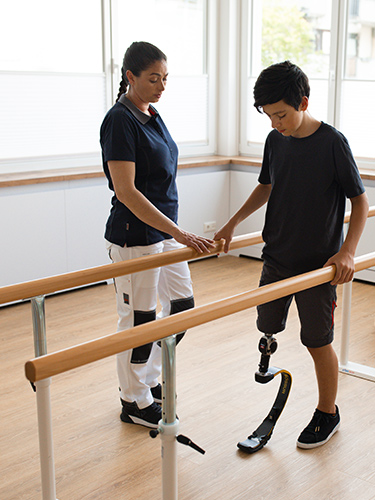 Masterin Genovefa bei der Arbeit mit ihrem Patient in der Stretch X Damen Kleidung