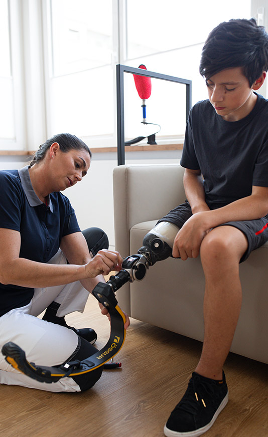 Orthopädietechnikerin Genovefa Leng trägt bei der Arbeit die innovative Stretch X Kollektion für Damen