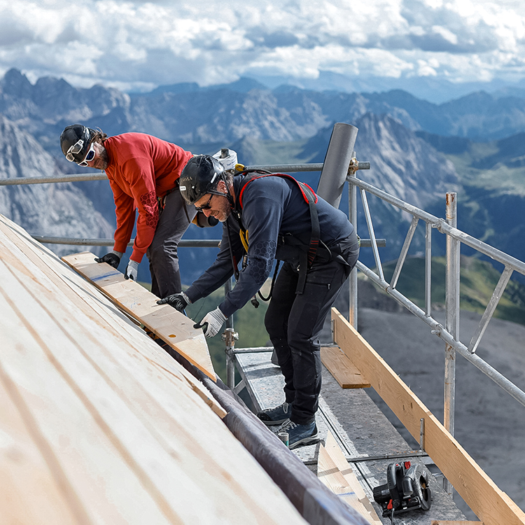 Einzigartige Sweatjacken und innovative Arbeitshosen für Profis und extreme Arbeitsbedingungen