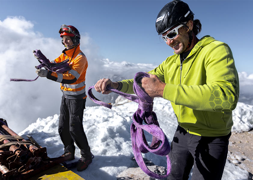 Bau Schreiner Paolo trägt den Power-Stretch Kapuzenpullover Fusion in lime