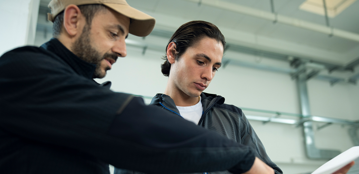 Master und Produktkechniker für Kaffeekapseln Leone Pascucci und sein Team Master Leone trägt die leichte und bequeme Stretch Evolution Kollektion in der Farbe blau