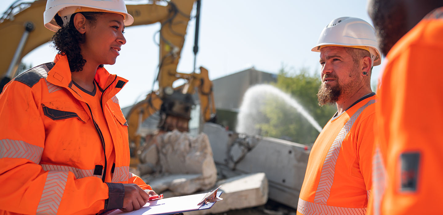 Sichtbare Warnschutzbekleidung ist auf der Baustelle unerlässlich