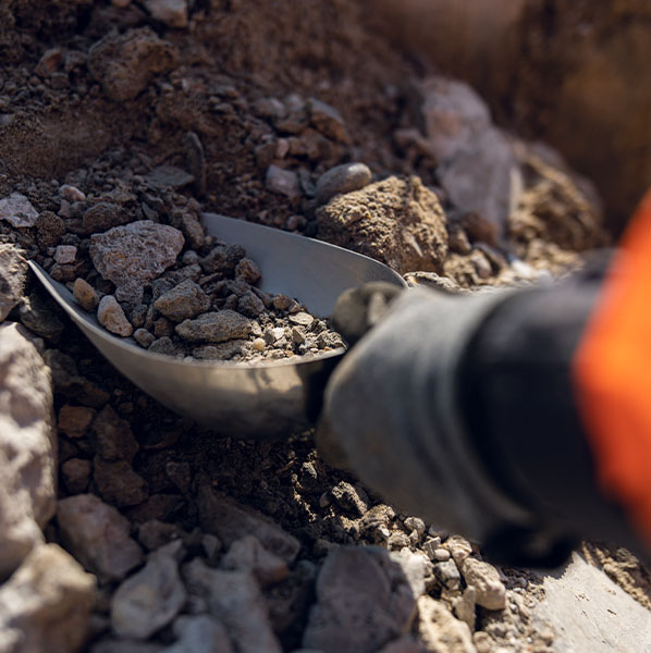 Baumaterial auf der Baustelle im Straßenbau