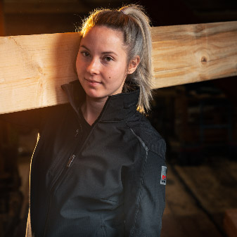 Frauen Softshelljacke in Schwarz für Zimmerinnen und Handwerkerinnen in der Holzbranche