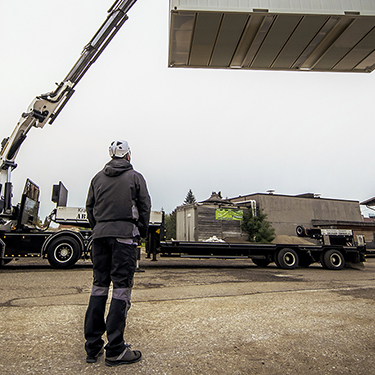 Aus LKW und Kran entsteht eine perfekte Einheit - immer mit dabei: die Cetus Workwear von Würth MODYF