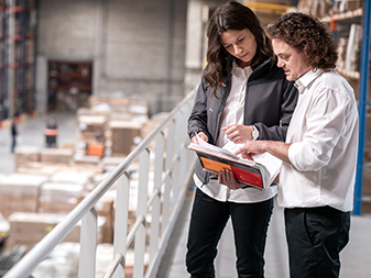 Stylische und moderne Arbeitsjacke &, Arbeitshosen in modernes Designs Moderne Arbeitskleidung für Herren und Damen für alle Branchen und Berufe