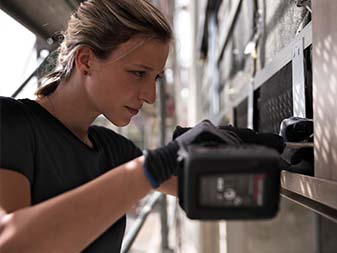 Franziska trägt die komfortable und innovative Stretch X Kollektion bei der Arbeit als Klempnergesellin